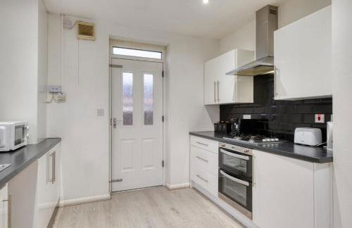 Vibrant 3BR Getaway Sleeps 6 Exclusive Offer - Photo 19