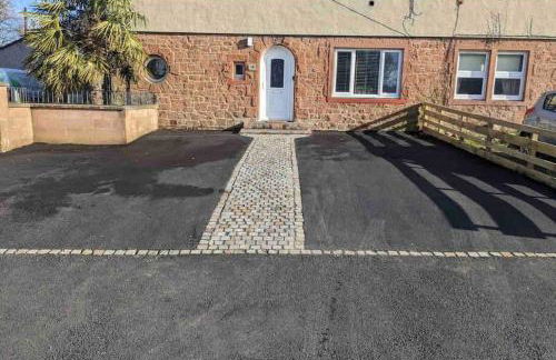 Lovely 2 bed apartment with hot tub log burner and off street parking - Foto 3