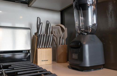 Cozy 1 King BR, Gym, Free Parking, 8mins Train - Foto 19