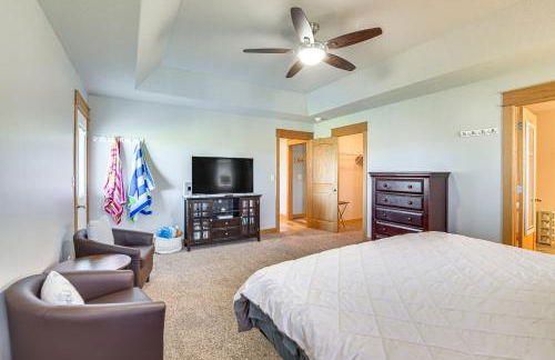 Hot Tub and Fenced Yard Spacious Fargo Home! - Foto 11