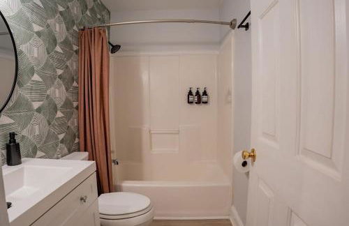 Remodeled Modern Home - private backyard & games! - Foto 35