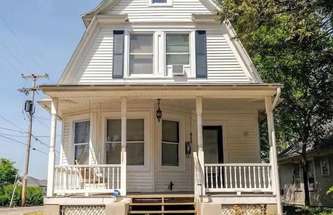 The Carew House Sleeps 10 Fenced 4BR Full Kitchen Steps2 YCP - Foto 23