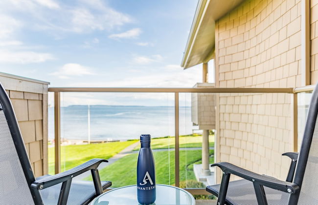 Coastal Chic Beach Condo by Avantstay Balcony - Photo 33