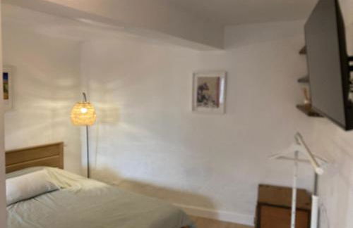 Habitación amplia y tranquila con baño privado en piso compartido - Photo 6