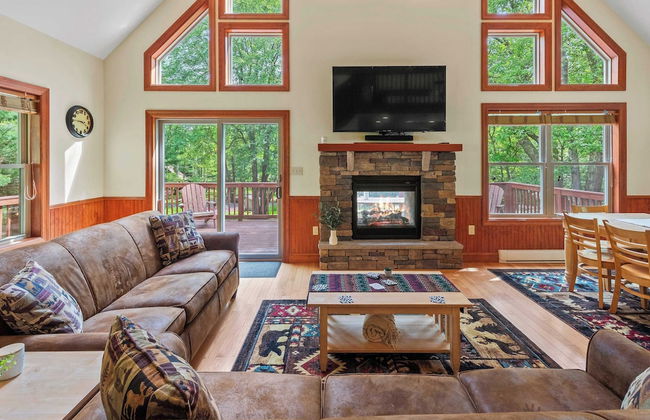 Bear Paw Lodge by Avantstay Hot Tub, Deck, & Fire Pit - Foto 1