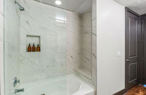 12 Min to Downtown with Pool, Balcony and Free Parking - Foto 19