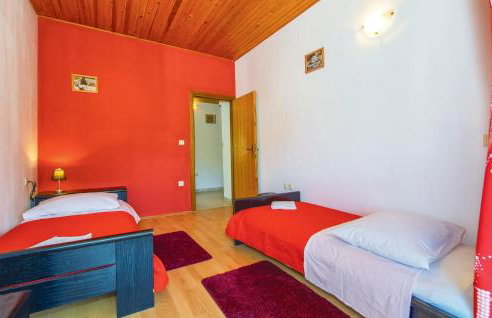 Three-Bedroom Apartment In Ostrvica - Photo 24