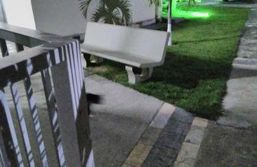 Luias, apartamento ao lado do shopping plaza e atacadão com wi-fi , tv grátis van na porta - Photo 33