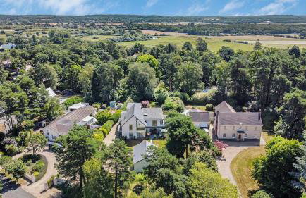 Avon House - modern family home - Photo 2