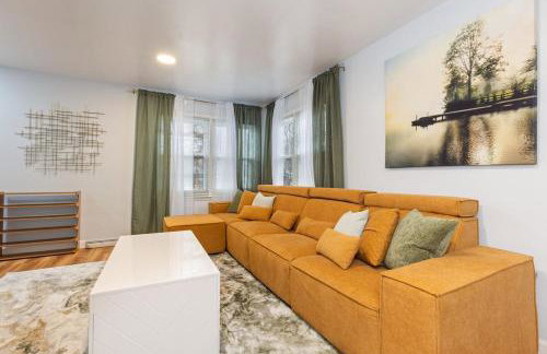 Downtown Naperville Retreat with King bed Near Riverwalk Dedicated Workspace Free Garage Parking Patio - Foto 5