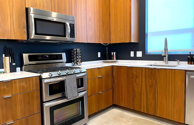 Massive Compound 20 Beds Rainey St 6 min Walk - Photo 14