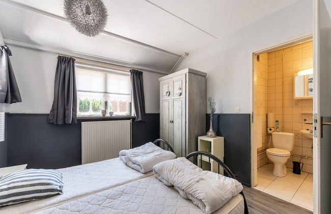 Group Home in Giethoorn With Waterside Terrace - Photo 9