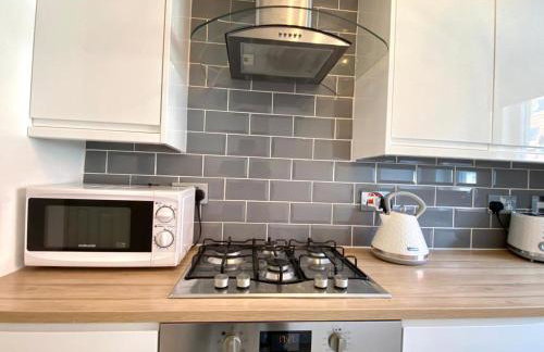 3 bedroom - 2 bathroom Townhouse in Corstorphine Near Murrayfield Stadium - Direct Bus To Edinburgh City Centre in 20 Minutes - Two Private Parking Spaces - Private Sunny Garden - Recently Refurbished - Foto 20