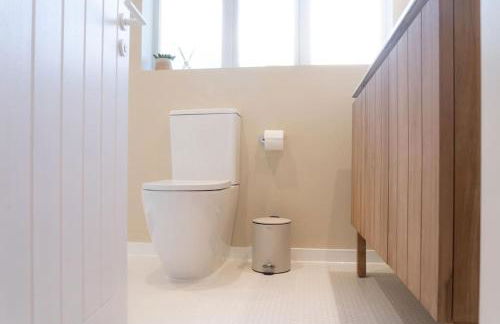 Harbourside garden flat with parking - Photo 8