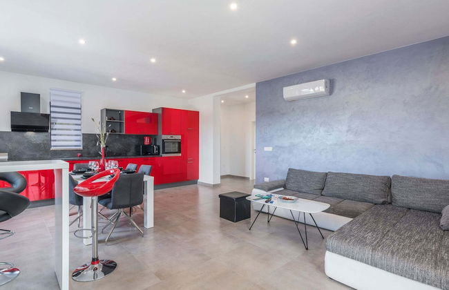 Villa in Novigrad With Private Pool and Beach - Photo 11