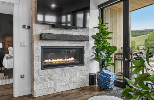 4-Season Modern Mountain Penthouse with Private Hot Tub & Scenic Views - Foto 14