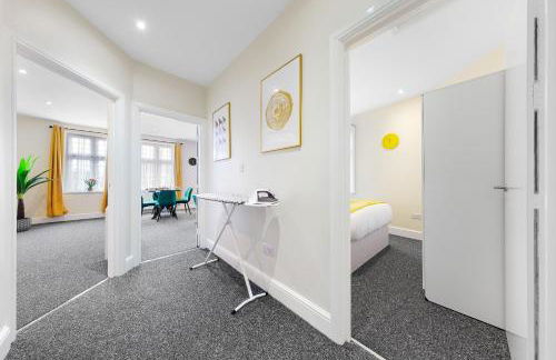 Stylish & Modern 2-Bedroom London Hideaway - King Bed- Sleeps 6 - Parking Available - Instant Book - 20 Percent Off Long Stays! - Foto 10