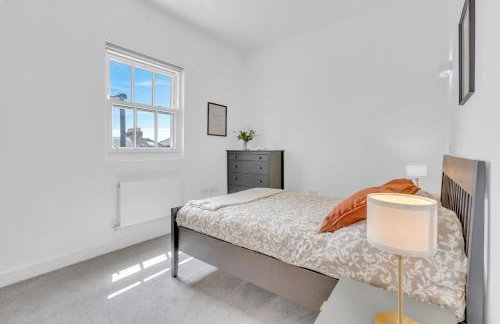 Modern Cosy 2 bed apartment, Smart TV & NETFLIX with private balcony and city view - Foto 13