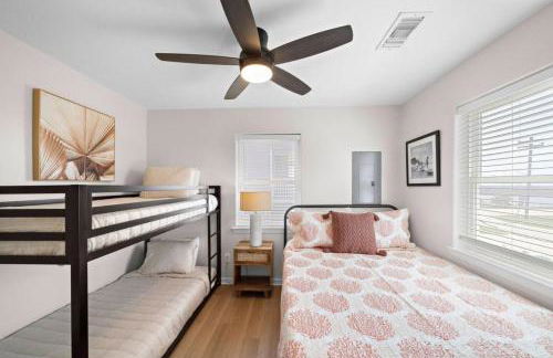 Stylish Home with game room, deck, and canal access - Foto 20