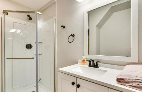 Serene Forest Grove Home with Deck and Stunning Views! - Foto 11