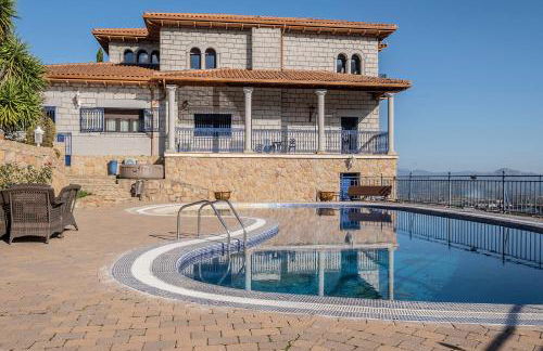 Mansión con Jacuzzi a 40 grados, gran piscina y Pádel - Photo 21