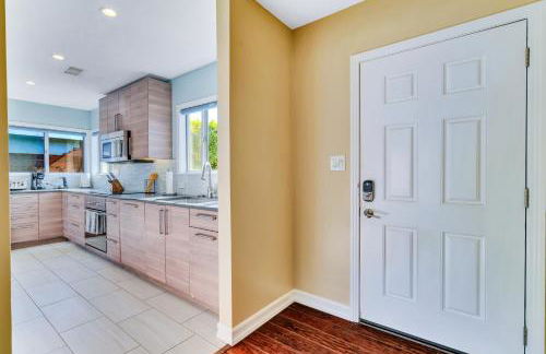 Modern Pool house with hot tub and relaxing backyard - Foto 30