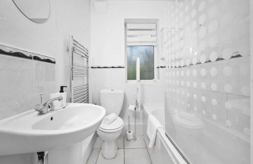 3 Bedroom House - Garden - Parking - Interior Designed - Netflix - Wifi - 52H - Foto 11