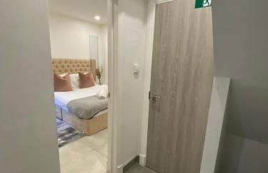 2 bedroom duplex apartment close to UHW & city centre - Foto 11