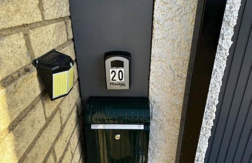 Green Haven Villa - 4BR Spacious House with Hot tub, Ample Parking, Air Condition, WIFI, Netflix, Patio & Garden - Foto 32