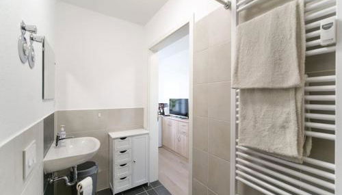 Preiswertes modernes Gästezimmer mit komfortablem Bad - Foto 2