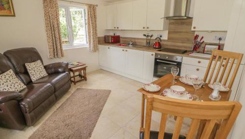 Lawn Lodge - Photo 3