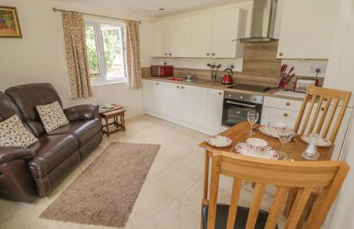 Lawn Lodge - Photo 3