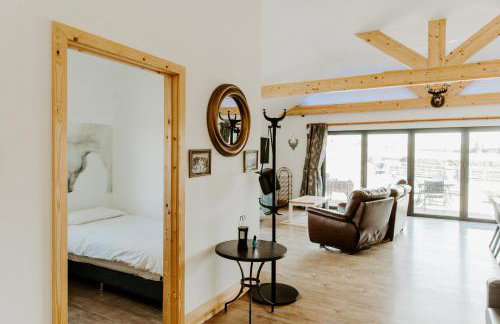 King Richard's Luxury Lodge - Sleeps up to 8, Dog Friendly, Near Sherwood Forest at Fairview Farm in Nottingham set in 88 acres and great for Groups, Family Gatherings & Corporate events - Foto 21