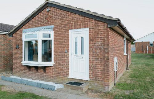 The Bird's Nest by Sheppey Stays- Pet Friendly Cozy Coastal Escape - Sleeps 6 with Parking - Great Rates for Long Stays - Photo 15