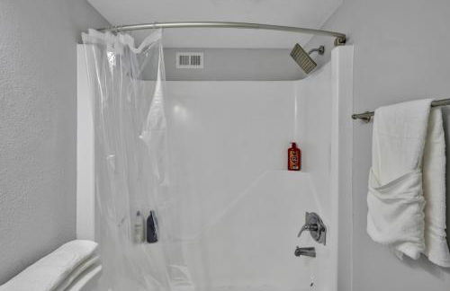 Duke - Pet Friendly 1BR with Gym & Pool - Foto 9