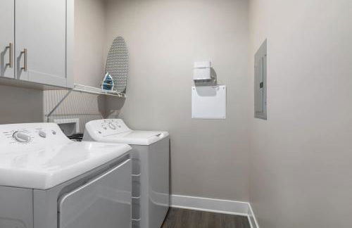 Modern 2BR & 2BA Condo with Garage & Patio - Foto 12