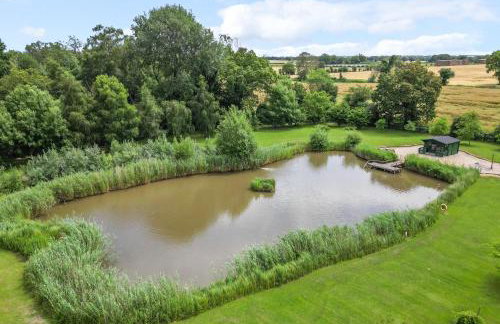 Cottage In Norfolk Sleeps 23 - Private Pool, Fishing Lake, Hot Tub Ref 99008Sc - Foto 4