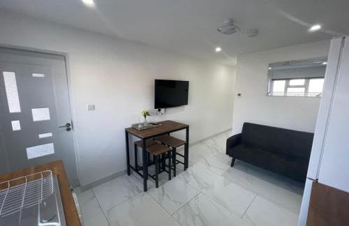 Newly built modern flat with free parking close to London Luton airport and L&D hospital - Photo 5