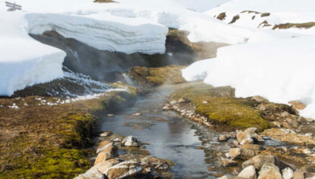Neve che circonda le acque termali del fiume Reykjadalur