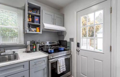 Entire 3bdr home w/parking, backyard, FirePit, BBQ - Foto 8