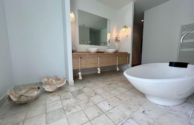 Luxury Villa With Private Pool - Photo 20