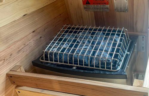 Hot Tub + Fire Pit: Modern North Carolina Retreat - Foto 34