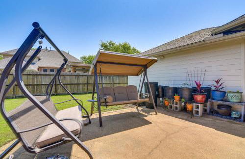 Patio, BBQ and Yard Family Retreat in Pearland - Photo 29