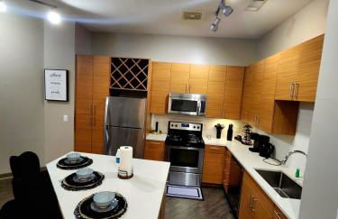 Stylish 1BR Uptown Apartment - Photo 25