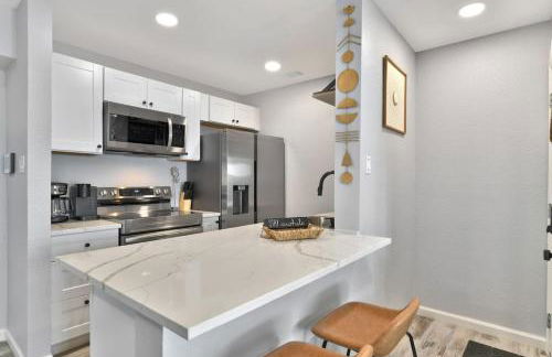 Stay Awhile Condo Minutes to Beach with Pool - Foto 8