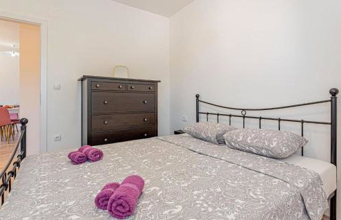 2 Bedroom Lovely Apartment In Danilo - Photo 16