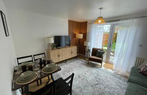 Ashford 4-Bed Townhouse with Garden and Parking - Foto 2