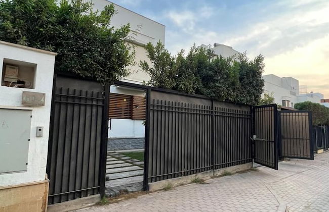 Villa In Beverly Hills With Garden - Photo 20