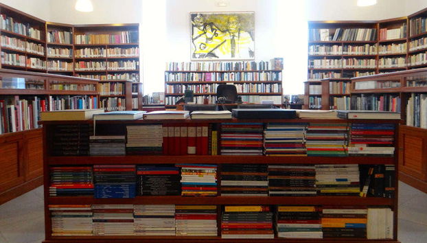 La biblioteca del museo A Casa