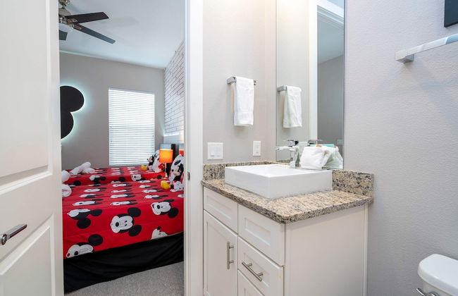 Modern Chic Home Mickey and Toy Story Rooms - Foto 31